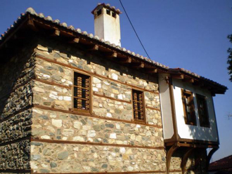 40 paradosiako spiti1 330x248 Νέα φορολογία στα ακίνητα με συνταγή της τρόικας